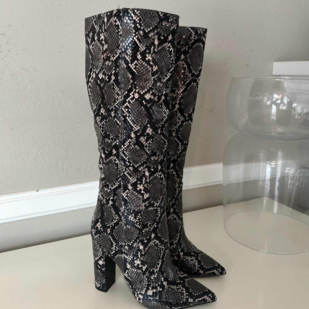 Steve Madden Rouge Black & White Snakeskin Block Heel Knee High Boots, size 7